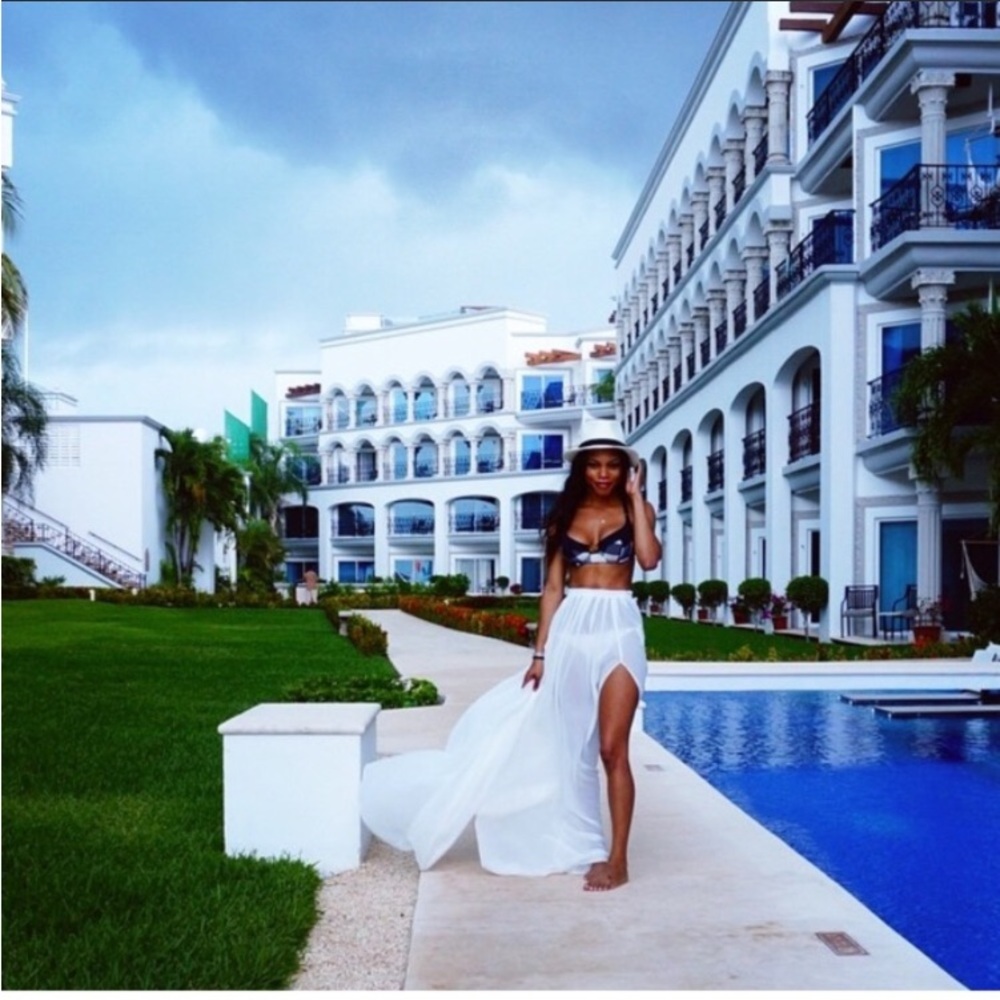 Lurelly  white sheer over skirt size small swim skirt